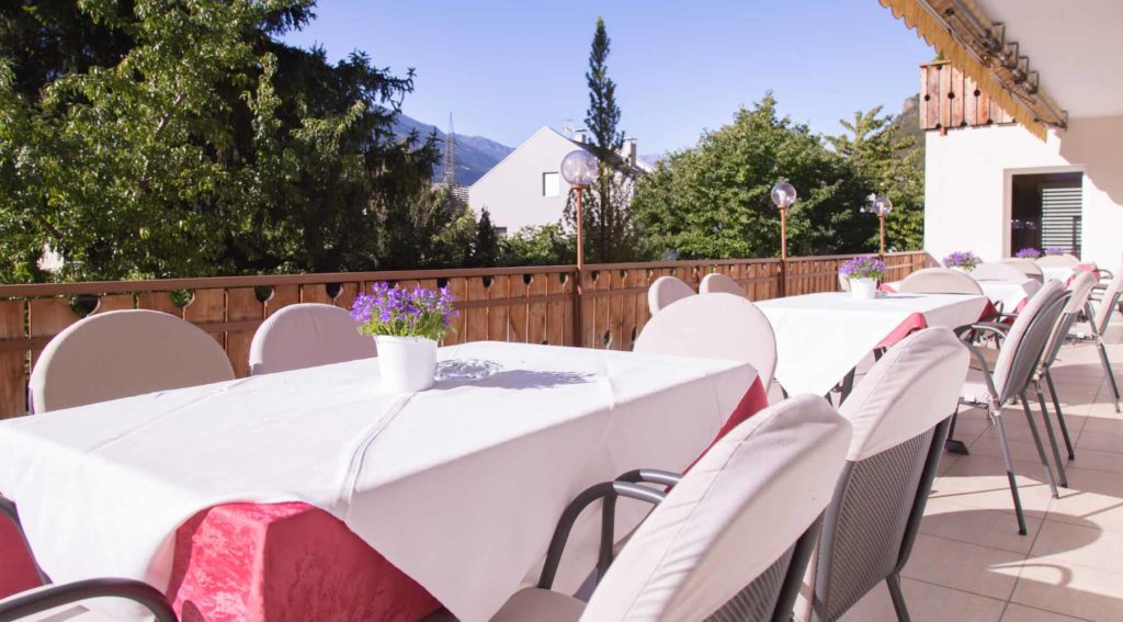 Frühstücken im Freien - Pension Linserhof - Naturns